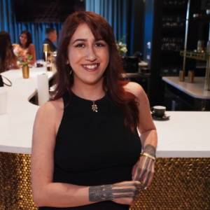 LetsPostIt 2026. 01. 06. Tiny Khloe Hotel Bartender Is A Flirt